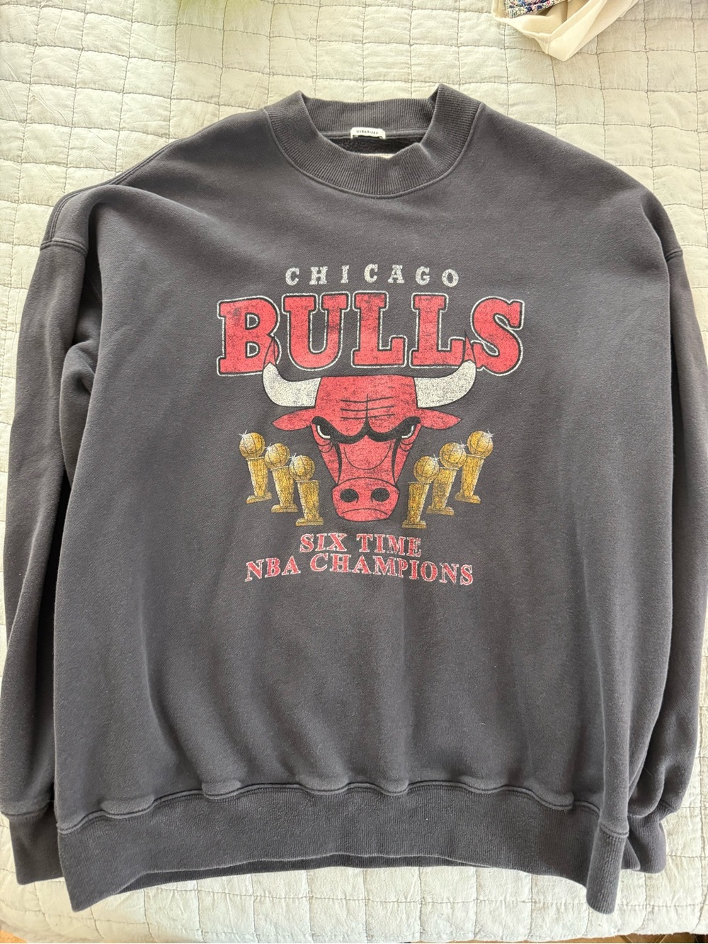 Abercrombie & Fitch Chicago Bulls Graphic Crewneck - Black & Red